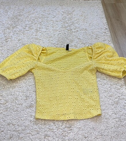 Sari delikli crop top