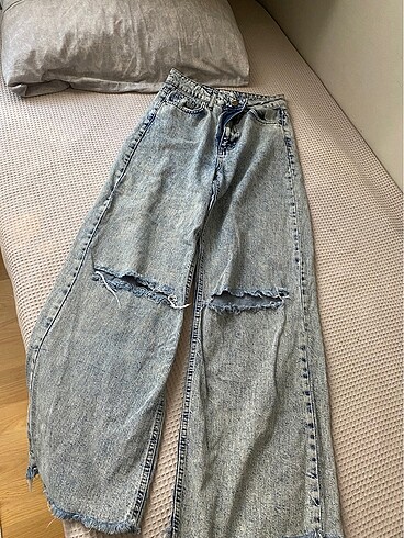 Yırtık kot jean pantolon