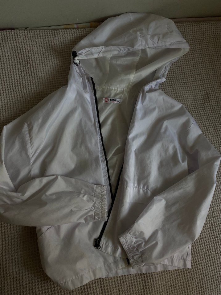 Beyaz Kapüşonlu Yağmurluk - Görsel 2