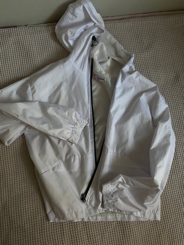 Beyaz Kapüşonlu Yağmurluk - Görsel 4