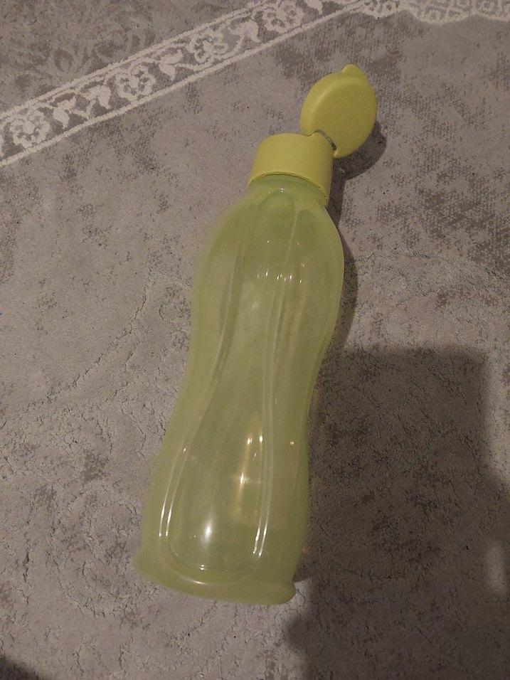 Sarı Kapaklı Plastik Su Şişesi - Görsel 2