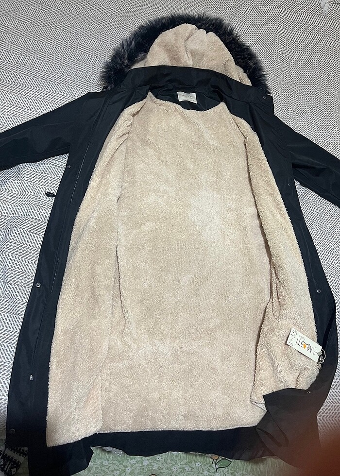 Siyah polarlı kapitone mont - Görsel 2