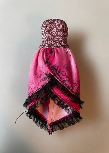 Pembe ve siyah dantel detaylı oyuncak bebek