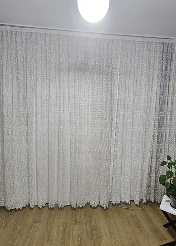Beyaz Düz Tül Perde hem düz hemde yankî olarak kullanılır