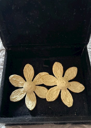 Altın Renkli Çiçek Motifli Küpe - Görsel 2