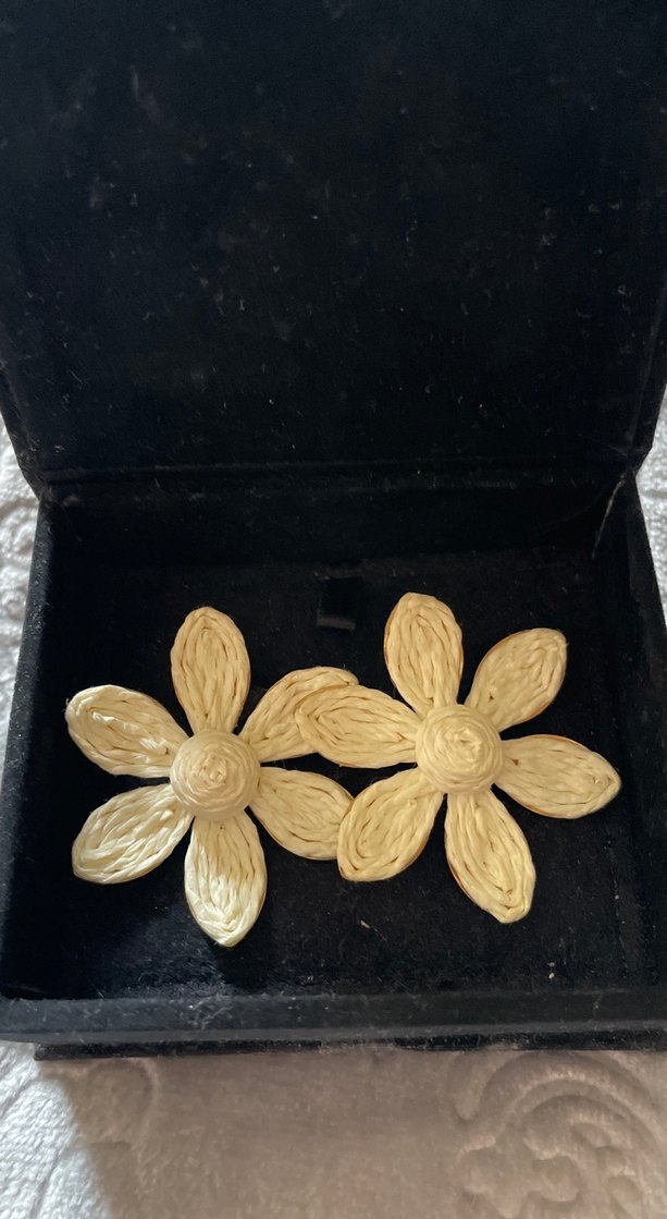 Altın Renkli Çiçek Motifli Küpe - Görsel 2