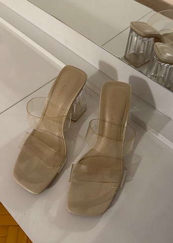 Bershka Seffaf Bantli Bej Topuklu Sandalet