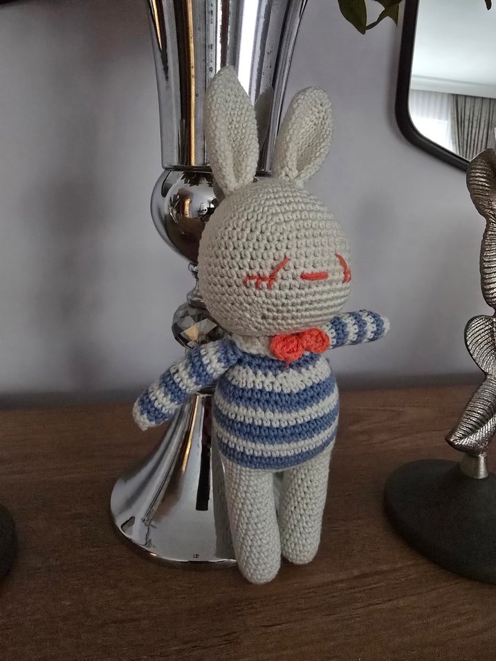 Gri Beyaz Örgü Tavşan Peluş Oyuncak - Görsel 2