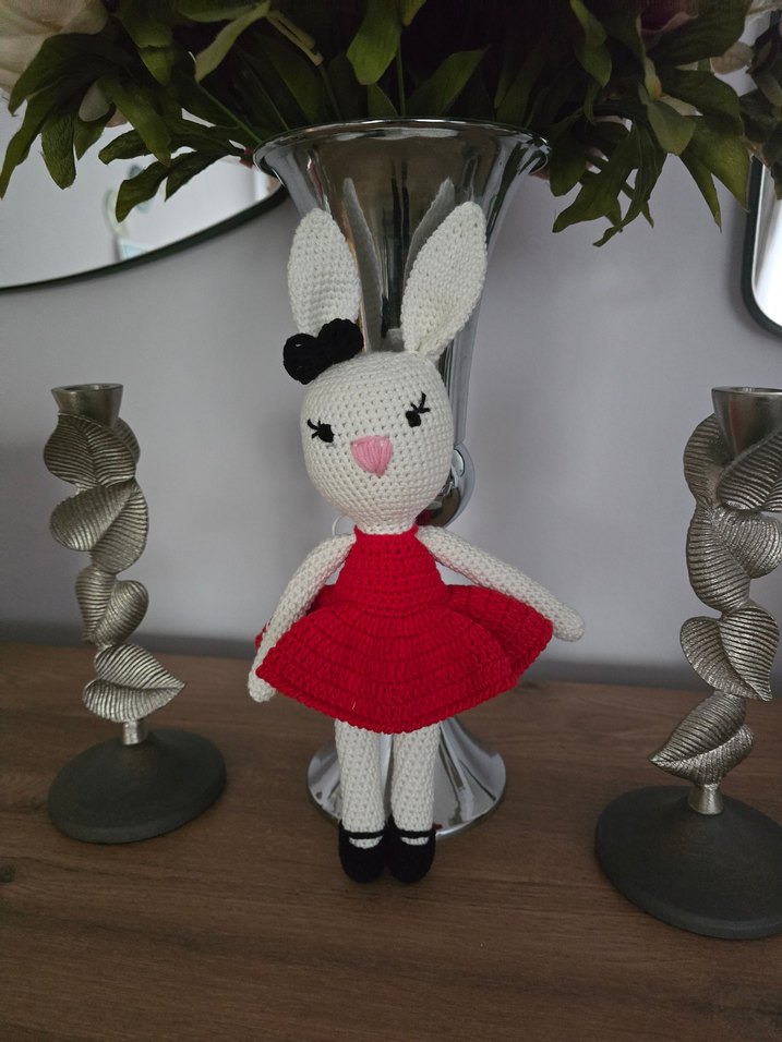 Kırmızı Elbiseli Örgü Tavşan Bebek - Görsel 4