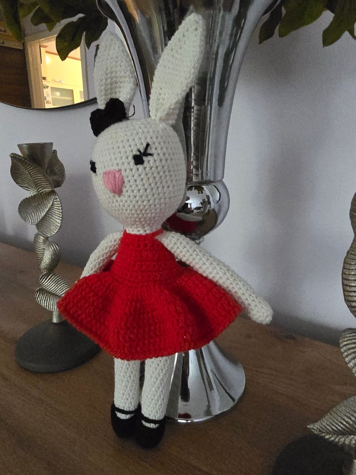 Kırmızı Elbiseli Örgü Tavşan Bebek - Görsel 2