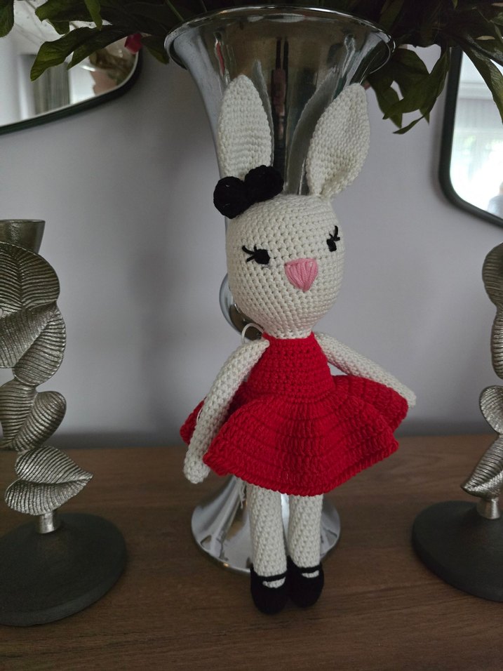 Kırmızı Elbiseli Örgü Tavşan Bebek - Görsel 3