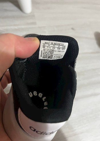 22 Beden siyah Renk Adidas 22 numara orijinal ayakkabı