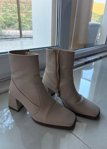 Beyaz Deri Kadın Topuklu Bot - Görsel 2