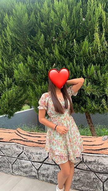 Yeşil çiçekli kısa tril tril elbise