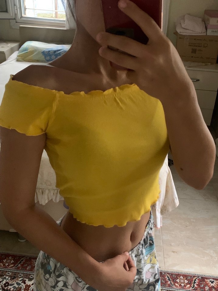 Sarı Fırfırlı Tekne Yaka Tişört - Görsel 4