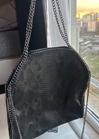 Zincir Detaylı Siyah Yılan Desenli Deri Çanta - Görsel 4