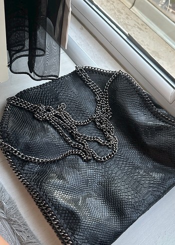 Zincir Detaylı Siyah Yılan Desenli Deri Çanta - Görsel 2