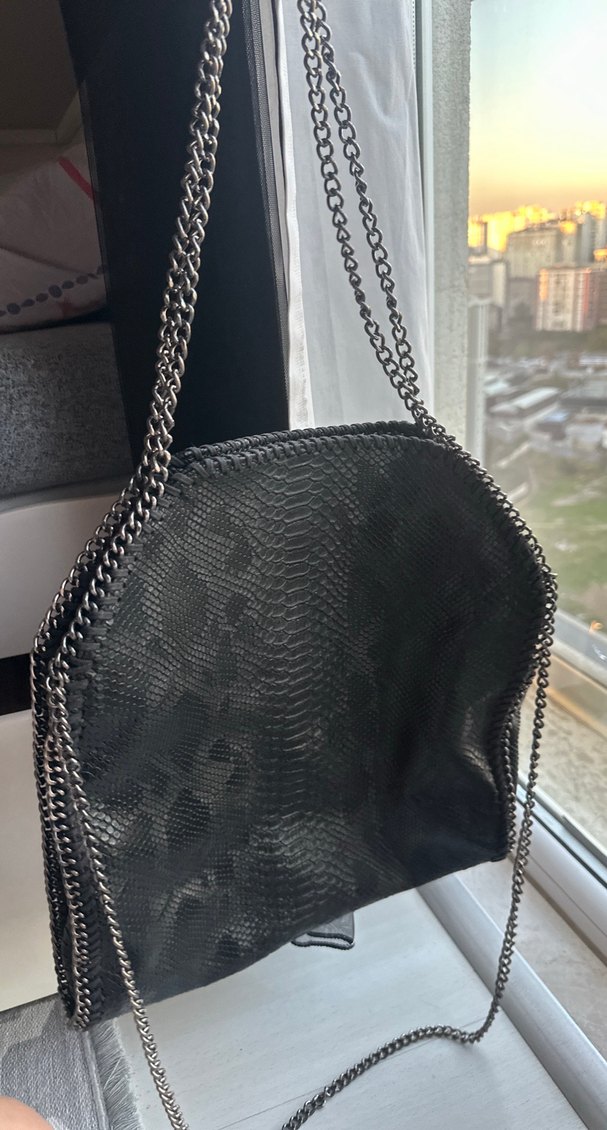 Zincir Detaylı Siyah Yılan Desenli Deri Çanta - Görsel 4