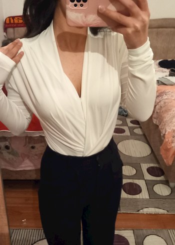 Beyaz V Yaka Drapeli Uzun Kollu Kadın Bluz - Görsel 2