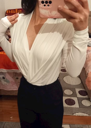 Beyaz V Yaka Drapeli Uzun Kollu Kadın Bluz - Görsel 3