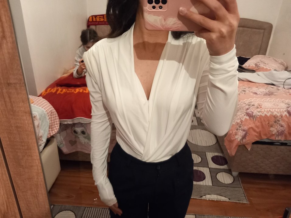 Beyaz V Yaka Drapeli Uzun Kollu Kadın Bluz - Görsel 4