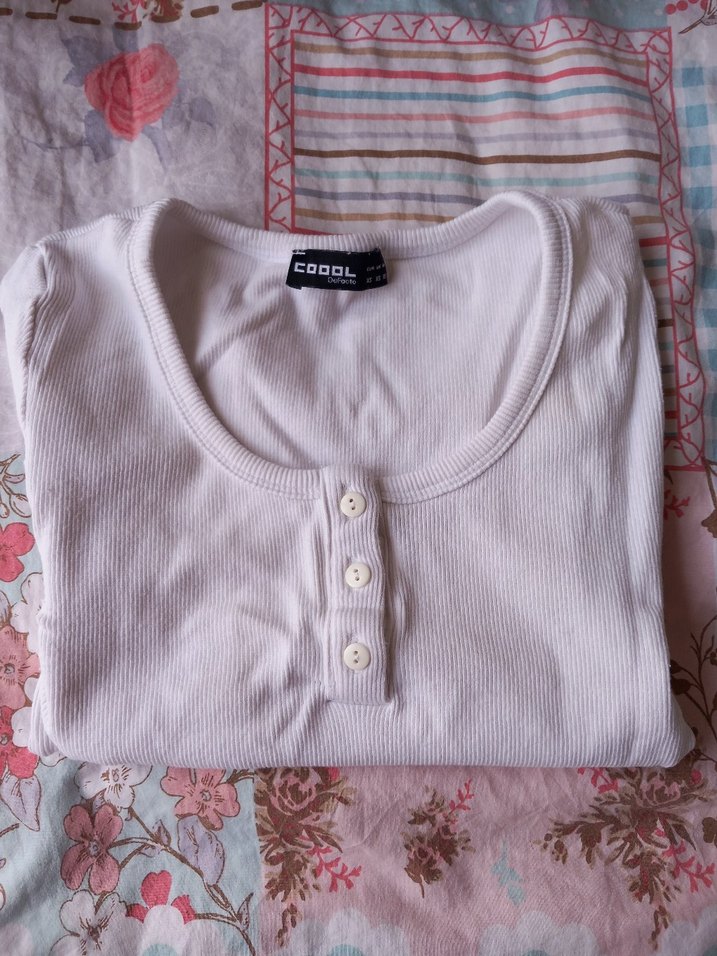 Düğmeli Beyaz Kısa Kollu Kadın Tişört - Görsel 2