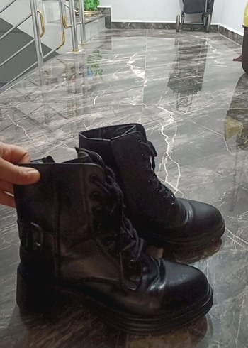 Siyah Deri Goth Tarzı Kadın Bot - Görsel 3