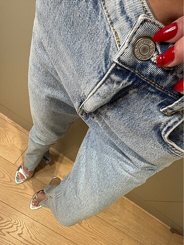 Yırtmaç bol paça açık mavi kot pantolon - Görsel 2