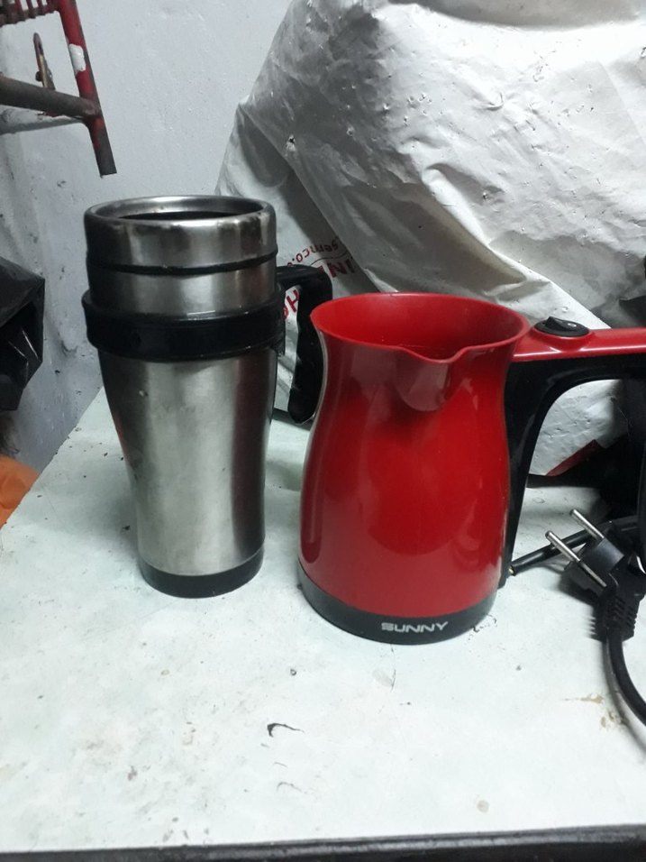Kırmızı Sunny Kahve Makinesi ve Gri Termos bardak - Görsel 2
