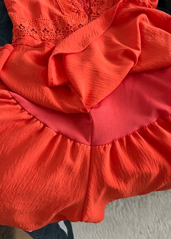 Kırmızı V Yaka Dantel Detaylı Mini Tulum - Görsel 3