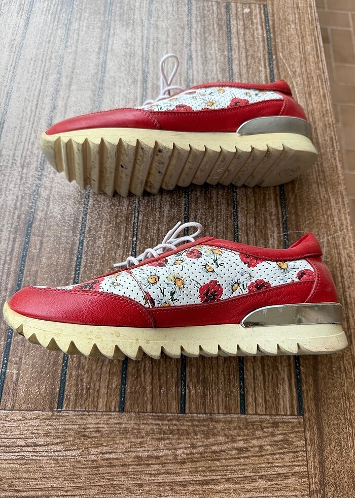 Kırmızı spor ayakkabı - Görsel 2