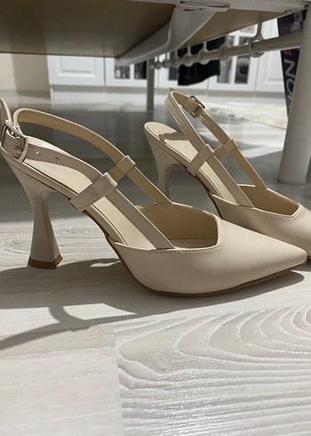 Klasik Bej Stiletto Topuklu Kadın Ayakkabı