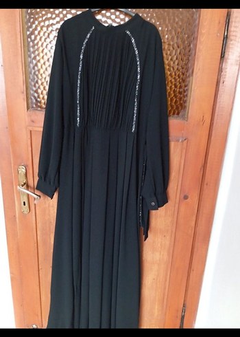 Uzun Kollu Siyah Nakışlı Tesettür Elbise - Görsel 3