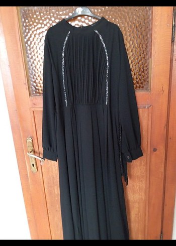 Uzun Kollu Siyah Nakışlı Tesettür Elbise - Görsel 2