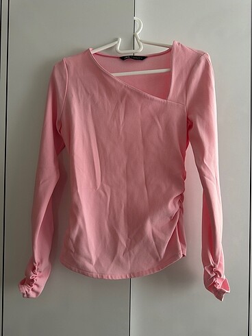 Zara Asimetrik Yaka Büzgülü Pembe Bluz