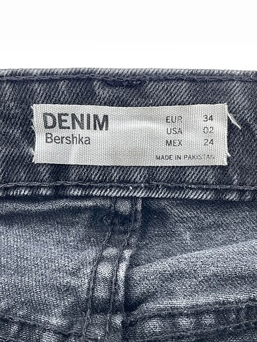 34 Beden siyah Renk Bershka Mini Şort %70 İndirimli.