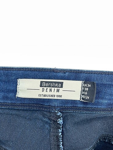 34 Beden lacivert Renk Bershka Jean / Kot %70 İndirimli.