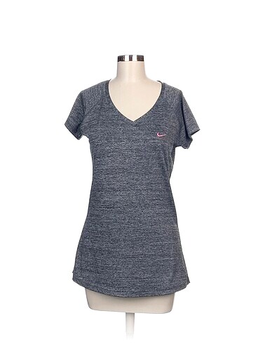 Nike T-shirt %70 İndirimli.