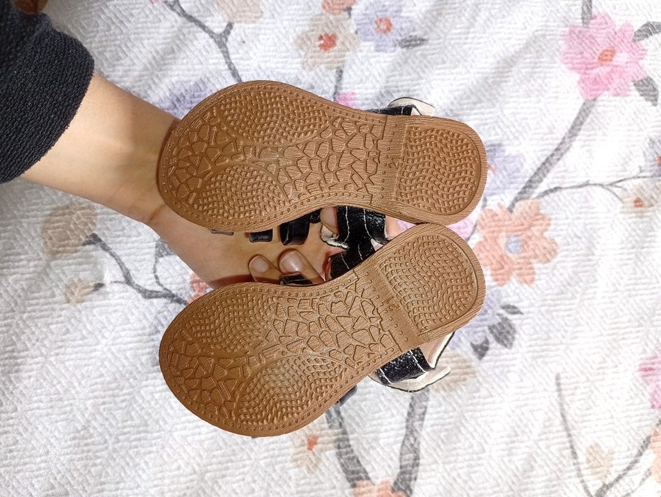 Kızlar için Siyah Çiçekli Tokalı Sandalet - Görsel 2