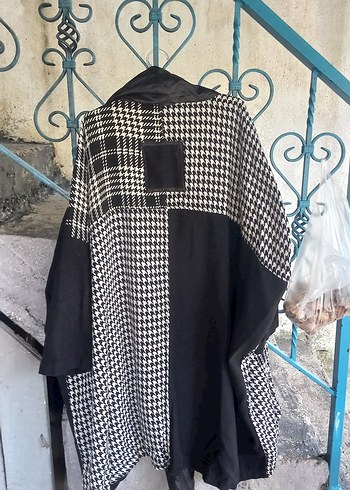 Drapeli Siyah Beyaz Desenli Uzun Kadın Kaban - Görsel 2