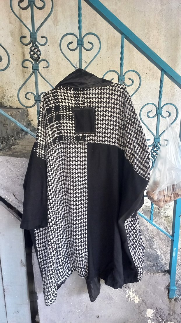 Drapeli Siyah Beyaz Desenli Uzun Kadın Kaban - Görsel 2