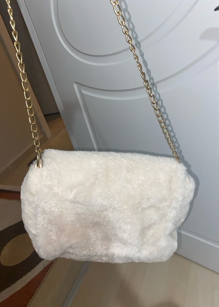 Gold zincir detaylı peluş çanta - Görsel 3