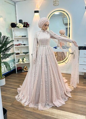 Kenzo Pudra pelerinli nişan elbisesi