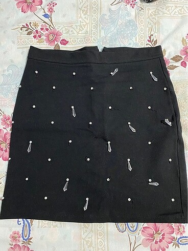 Siyah taşlı mini etek