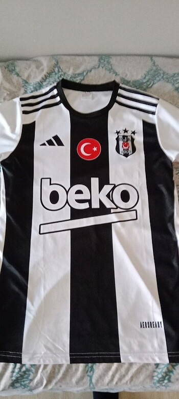 Beşiktaş 24 25 Çubuklu forma Orjinal değildir