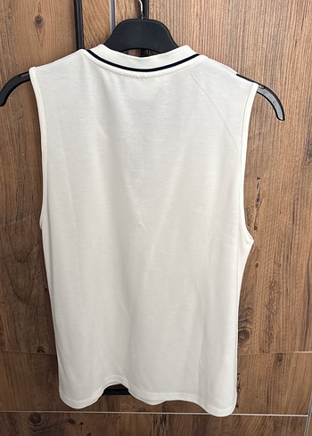 Beyaz V Yakalı Kadın Atlet - Görsel 5