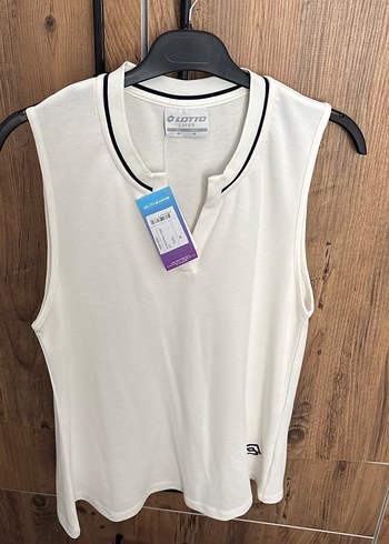 Beyaz V Yakalı Kadın Atlet - Görsel 4