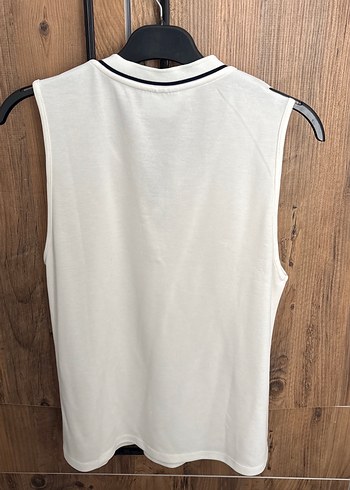 Beyaz V Yakalı Kadın Atlet - Görsel 6