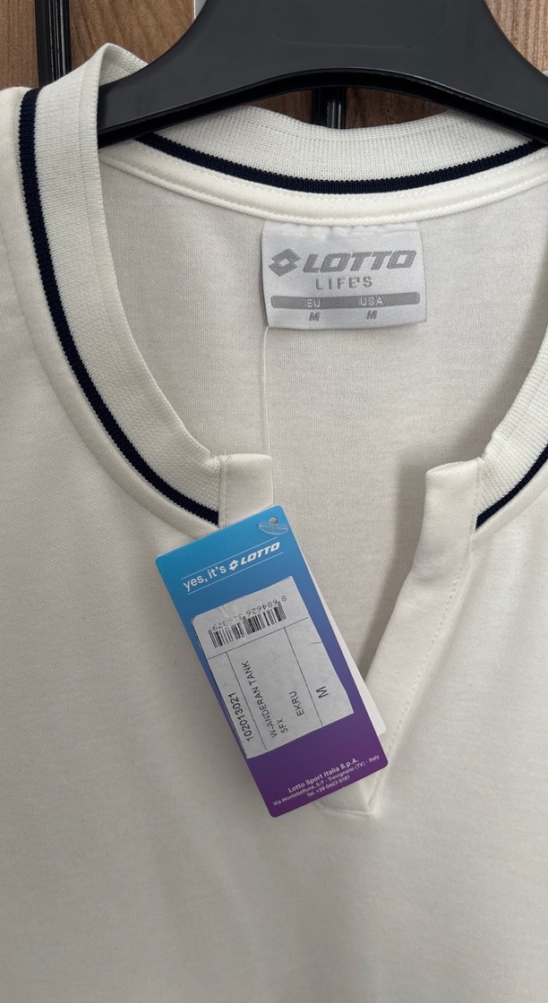 Beyaz V Yakalı Kadın Atlet - Görsel 3