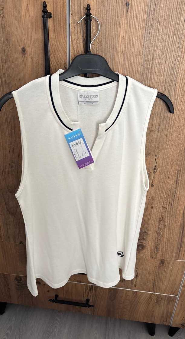 Beyaz V Yakalı Kadın Atlet - Görsel 4